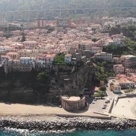 Lux ! Swimmingpool ! Parking ! Separate Entrance ! Separate Territory ! Appartamento