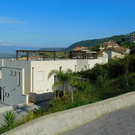 Lux ! Swimmingpool ! Parking ! Separate Entrance ! Separate Territory ! Appartamento