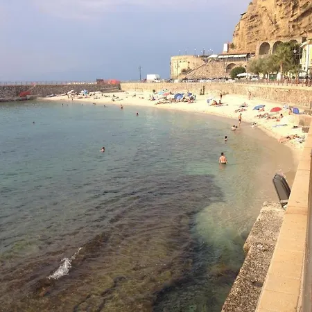Lux ! Swimmingpool ! Parking ! Separate Entrance ! Separate Territory ! Appartamento